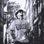 HalfwayCrooks CBD mies polttaa kadulla CBD-kukintoa